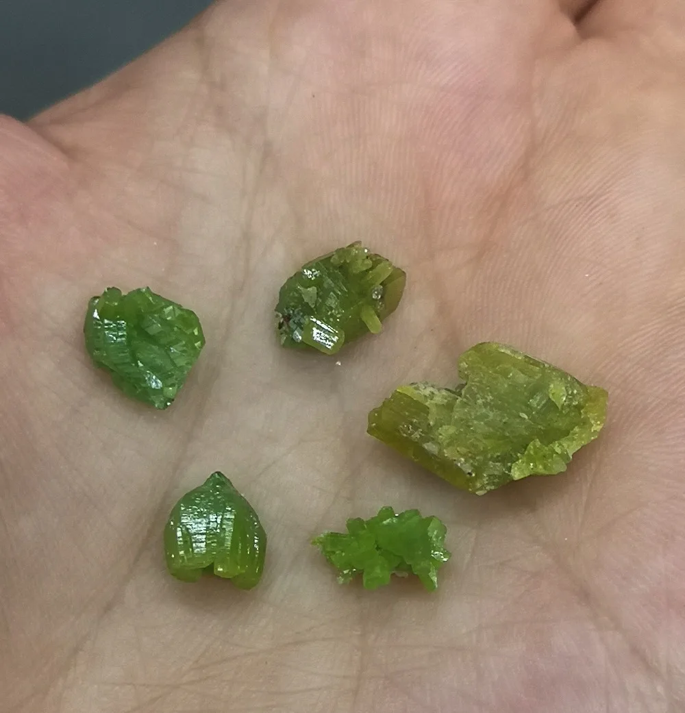 Five Natural stones and crystals natural Pyromorphite mineral specimen collection gemstones quartz from China