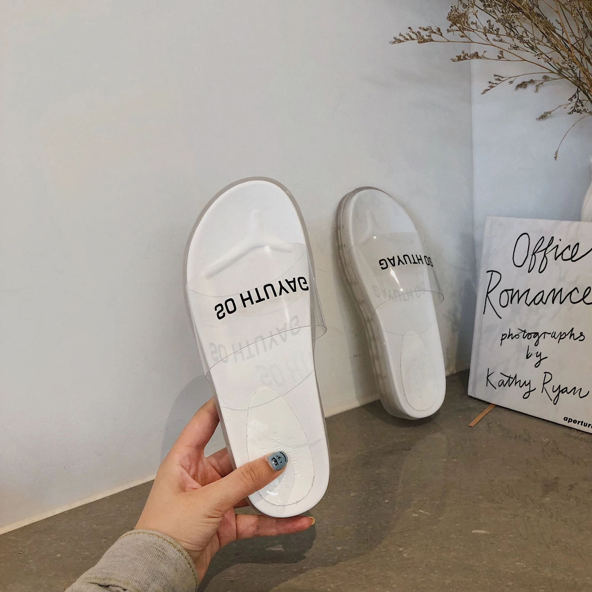 Женские прозрачные сандалии с буквенным принтом летние брендовые ярких цветов