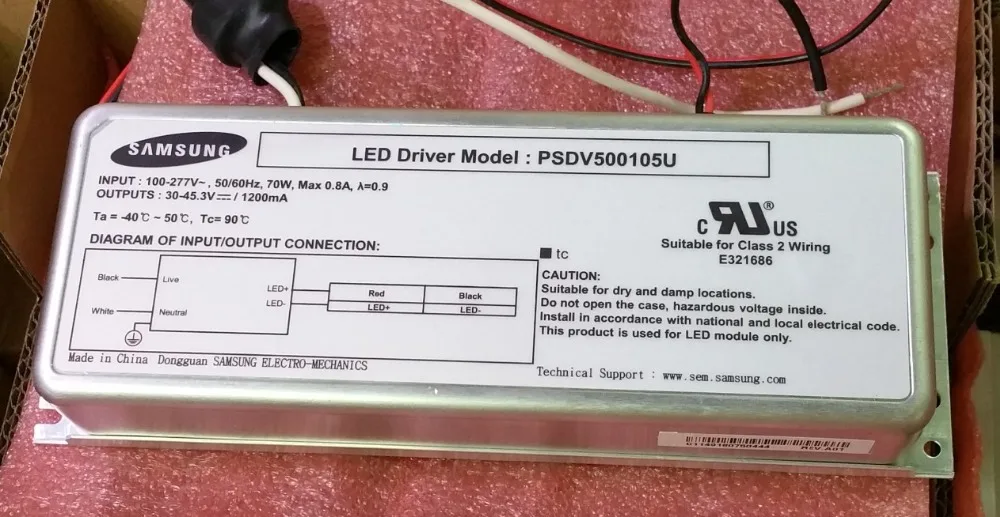 Из светодиодов модель драйверов : psdv500105u вход 100 277V DC 50 / 60 Гц 70 Вт выход 30 45.3V 1200MA