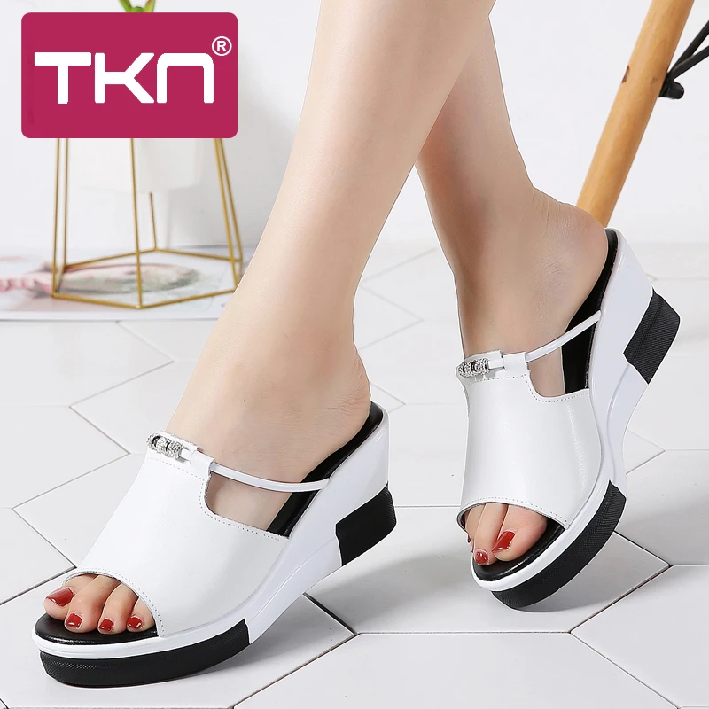 Женские шлепанцы на плоской платформе TKN белые из натуральной кожи обувь