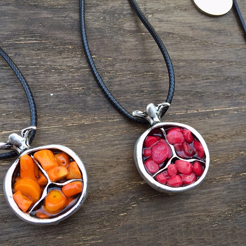 Ожерелье с фруктовым гранатом кулон вкраплениями натуральных камней креативное