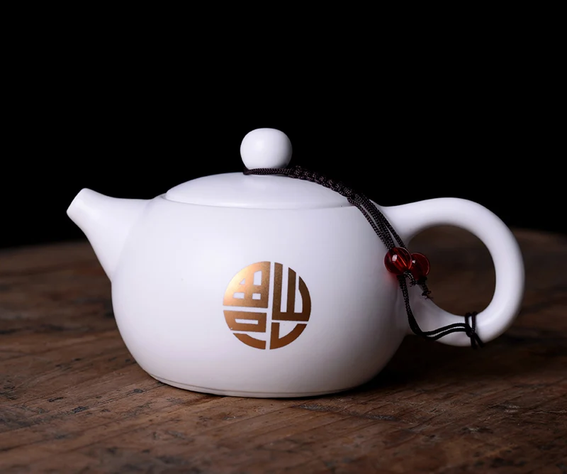 Чайники для церемонии. Чайная церемония пуэр. Чай в керамика белый дракон.
