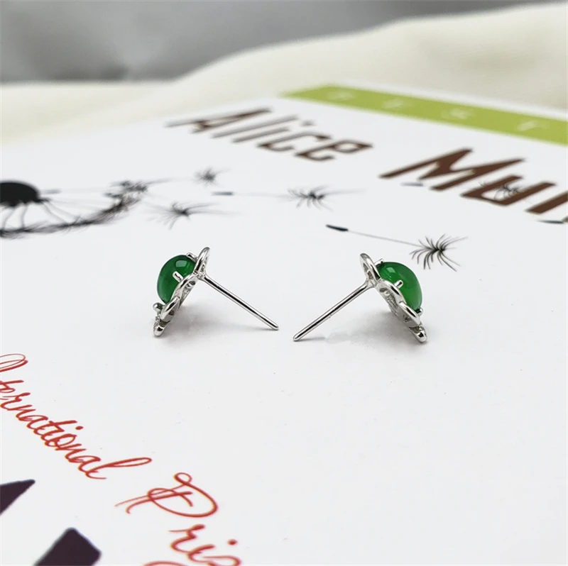 Женские серьги гвоздики в виде короны из зеленого натурального камня серебро 925