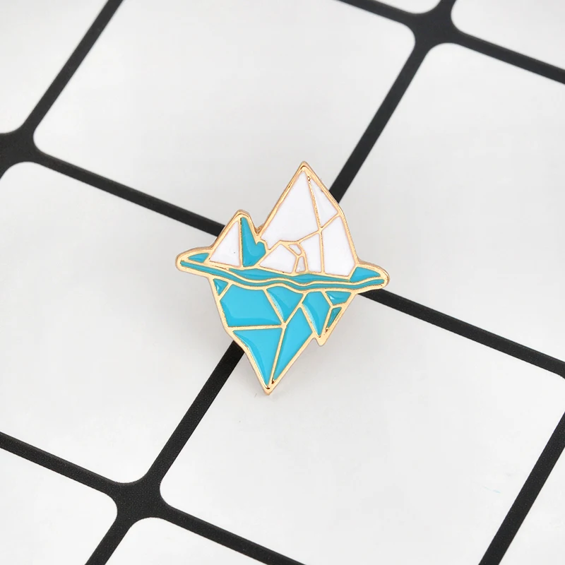 Симпатичная брошь в виде мультяшного мобильного айсберга белая синяя Снежная