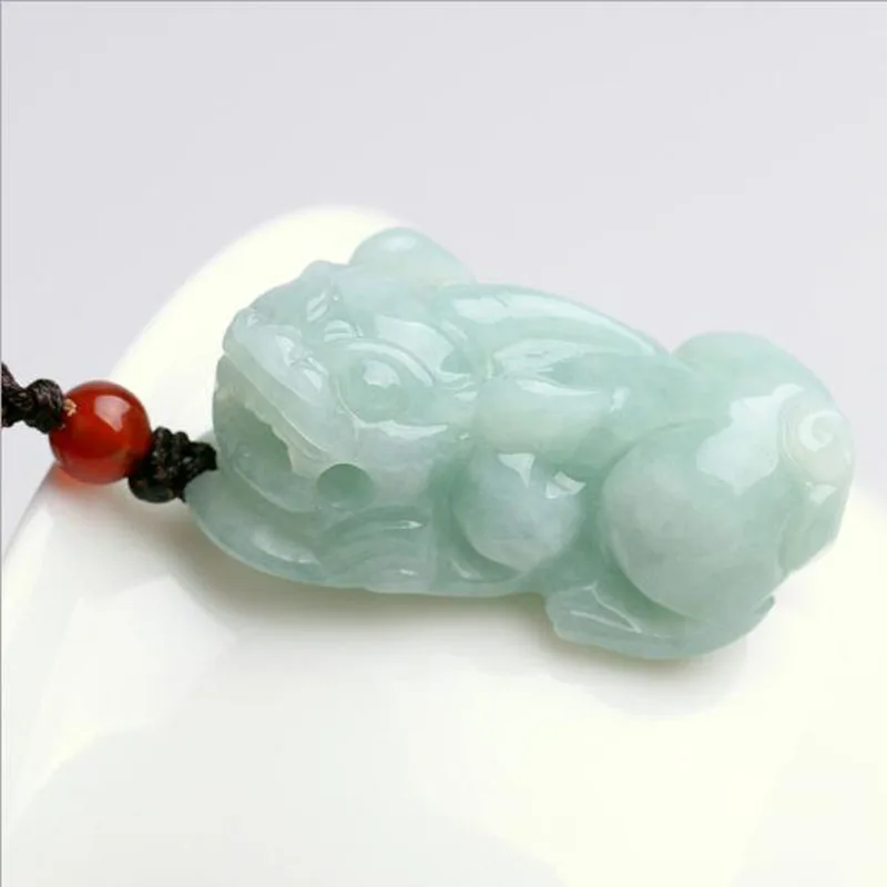 Подвеска из натурального нефрита ручной работы с резным изображением пиксу