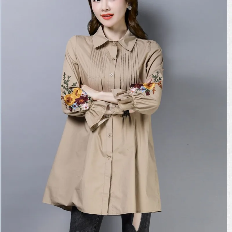 Женская Длинная блузка с вышивкой голубая и белая рубашка отложным воротником