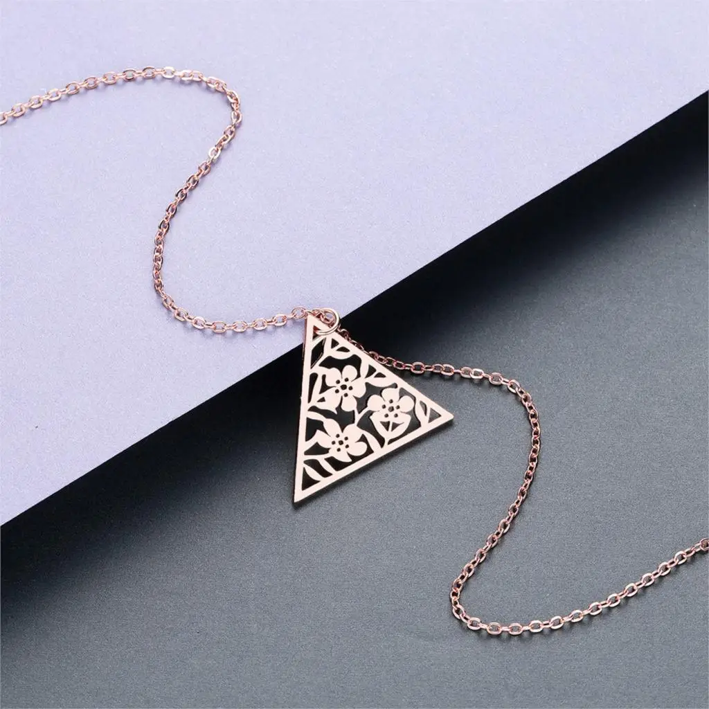 Ожерелье Kinitial с треугольным кулоном полыми цветами лето 2019 золотая цепочка из