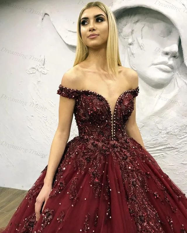 Пышные бордовые платья Quinceanera бисером с v-образным вырезом и аппликацией, с фатиновой юбкой платье с открытыми плечами Выпускные платья Бальные платья 15 лет на день рождения