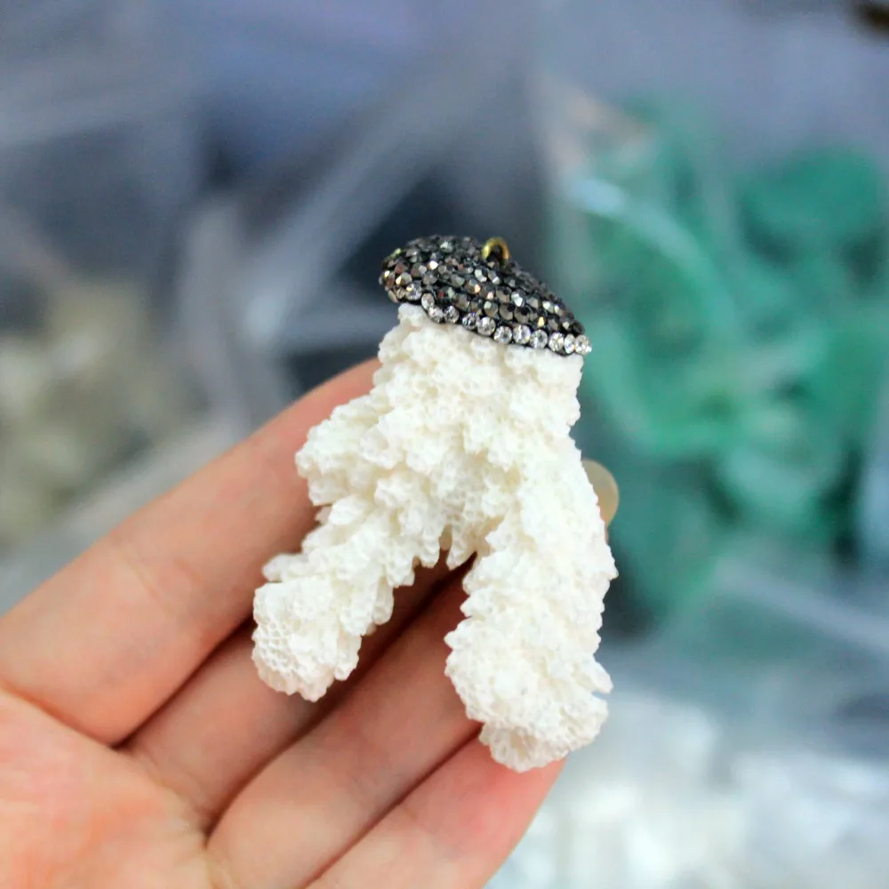 Оптовая продажа натуральный белый Коралловый кулон уникальная форма из камня