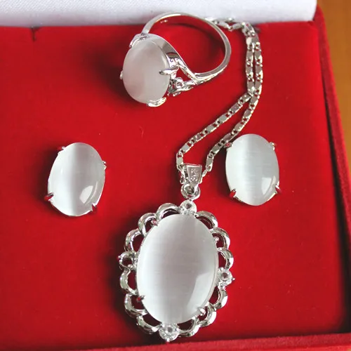 Женский ювелирный комплект из колье серёг и кольца с натуральным опалом |