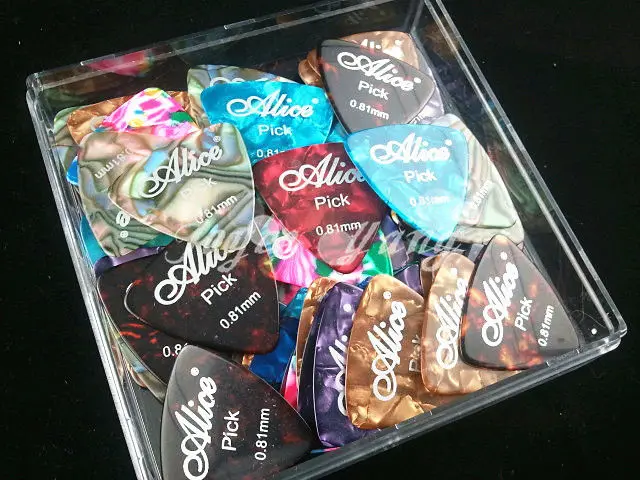 Медиатор для гитары (с перламутровым рисунком).Материал целлулоид толщина 0 81 мм.