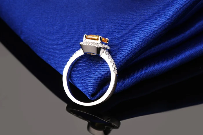 Кольцо обручальное женское из серебра 100% пробы с желтым фианитом 3 карата |