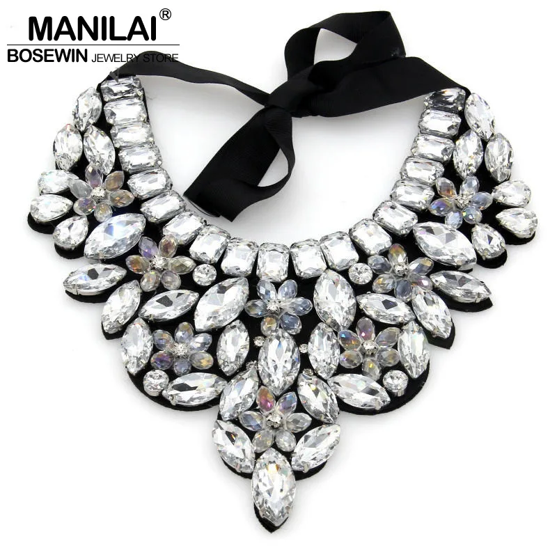 Женское вечернее платье идеально подходит аксессуары массивные ювелирные