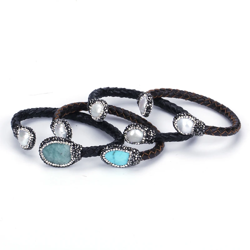Pulsera de cuero auténtico para mujer, brazalete abierto Ajustable con cuentas de perlas naturales y rugosas de agua dulce, piedras turquesas, color negro