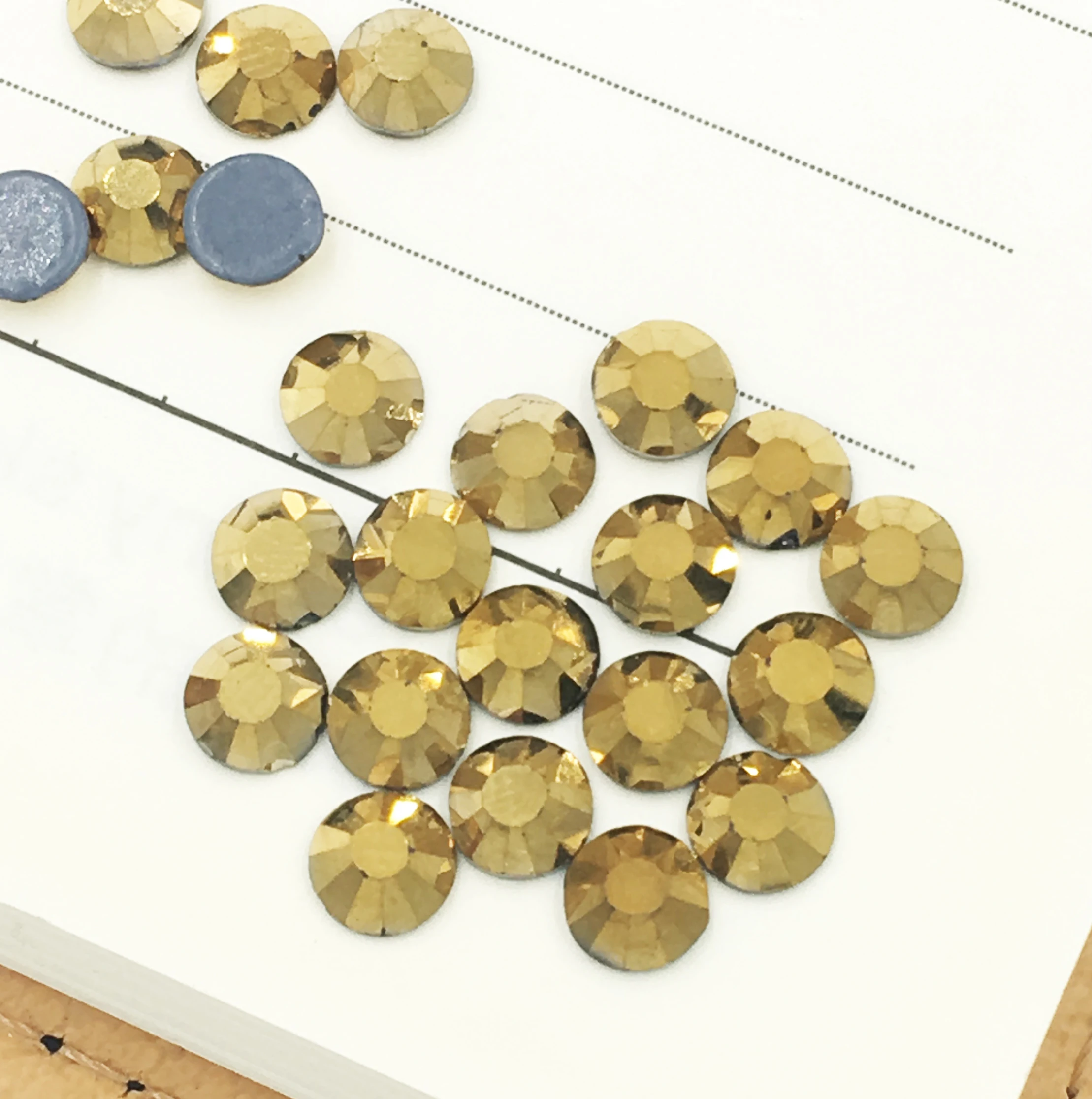 Блестящие золотистые Кристаллы горячей фиксации с плоской задней поверхностью