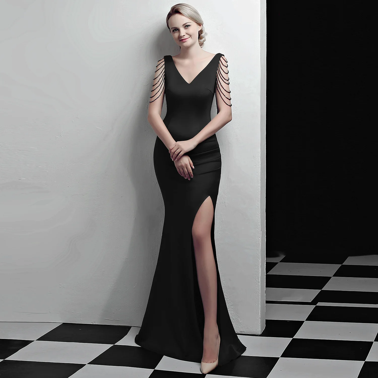 Черное элегантное вечернее платье без рукавов с v образным вырезом и открытым