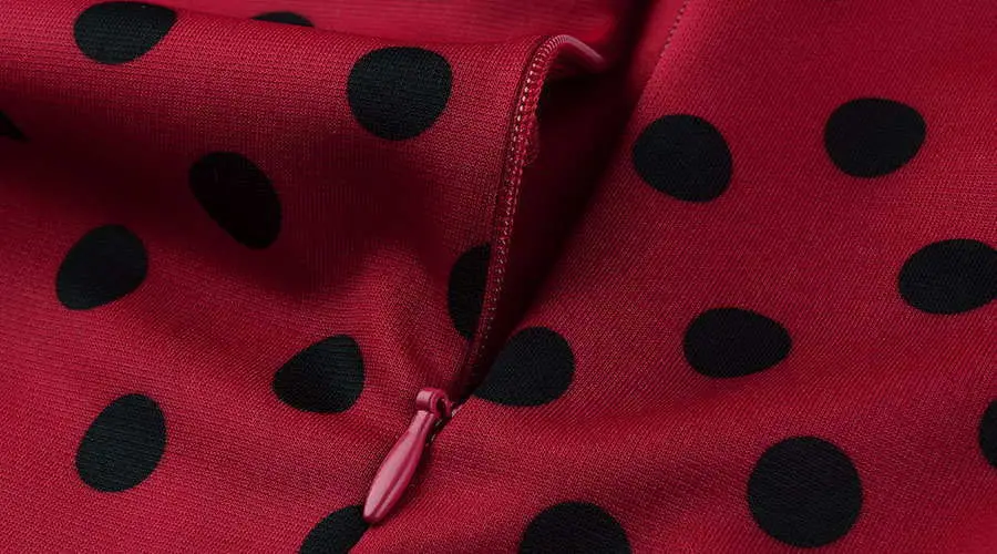 Красное платье в горошек на бретелях-спагетти без бретелек с открытой спиной