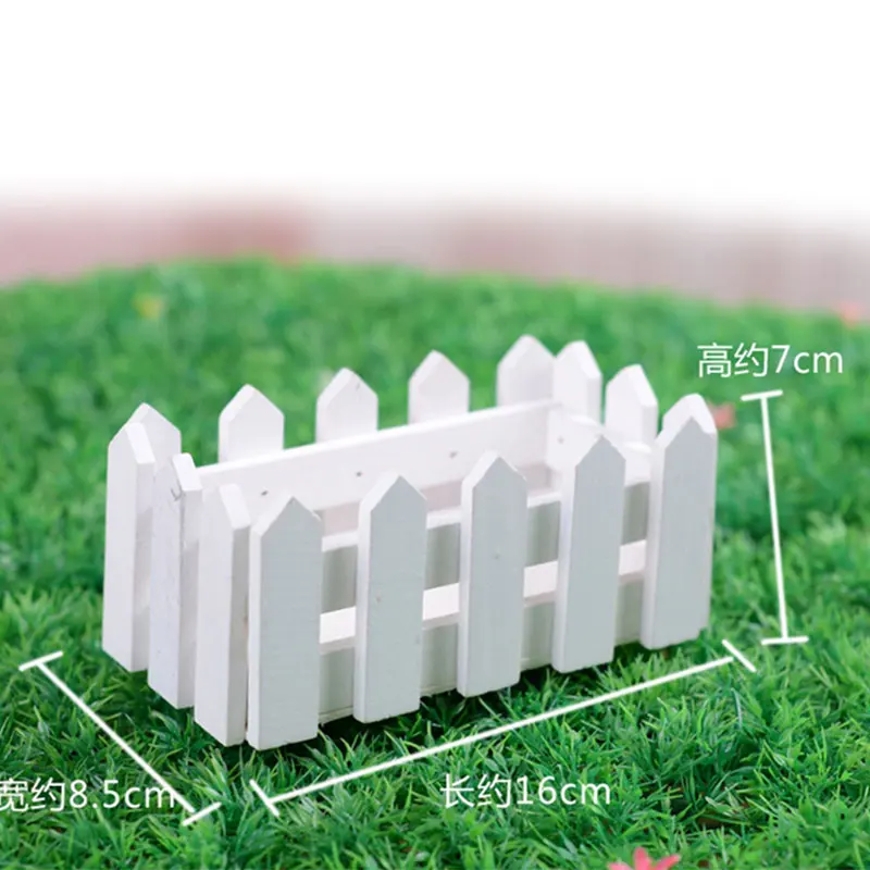 Новый красочный деревянный забор| |