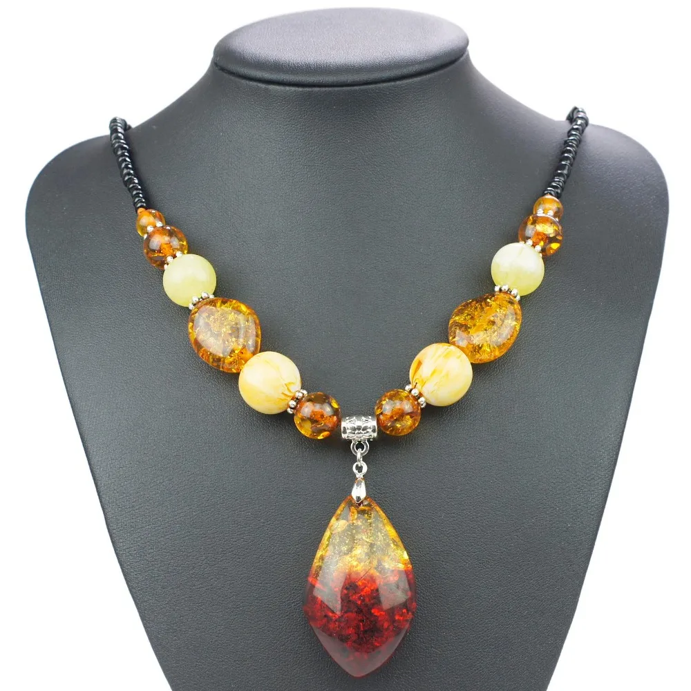 Женское ожерелье с подвеской на цепочке украшенное бусинами в виде капли слезы