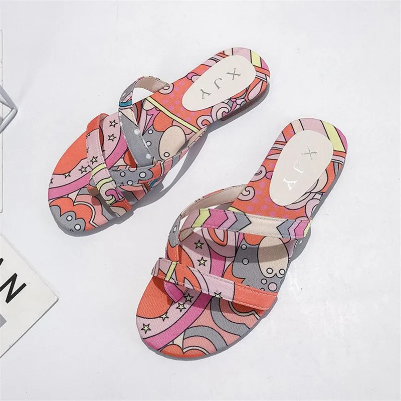 Женские летние тапочки на плоской подошве тканевые Вьетнамки разноцветная