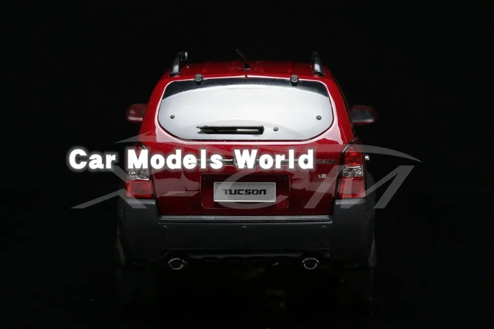Модель литая автомобиля для старого внедорожника Tucson 1:18 (красный) сломанная