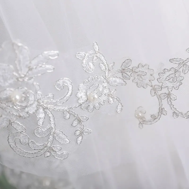 Короткая свадебная фата двухслойная белая Фата с гребнем и аппликацией из