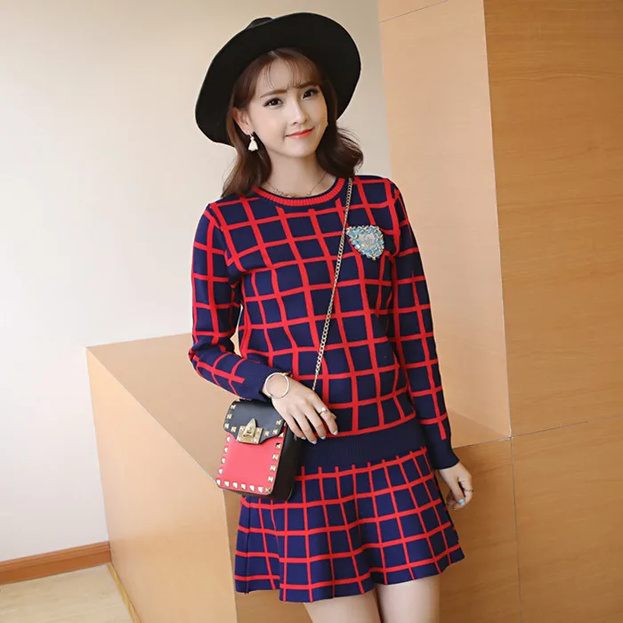 Женский комплект из 2 предметов трикотажный свитер с капюшоном и юбка в клетку