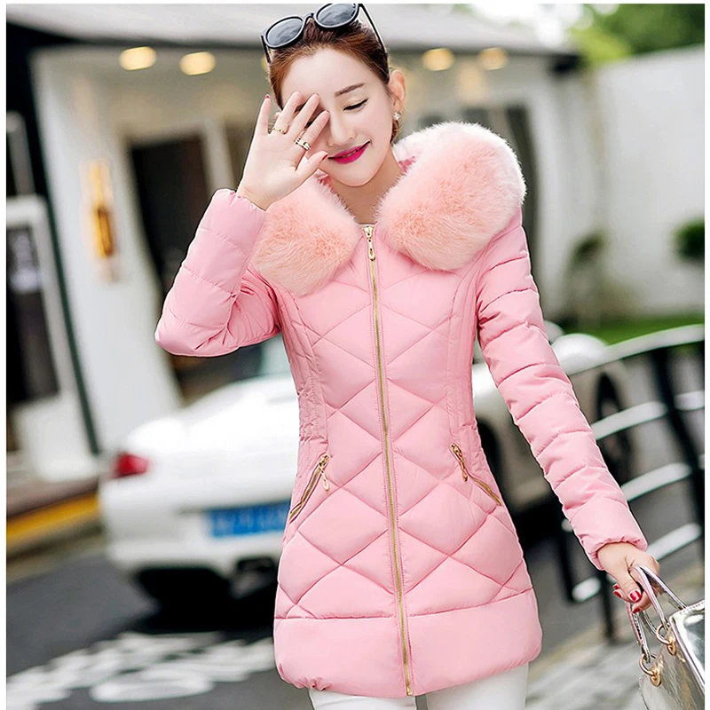 Женское утепленное пальто с капюшоном и большим искусственным воротником