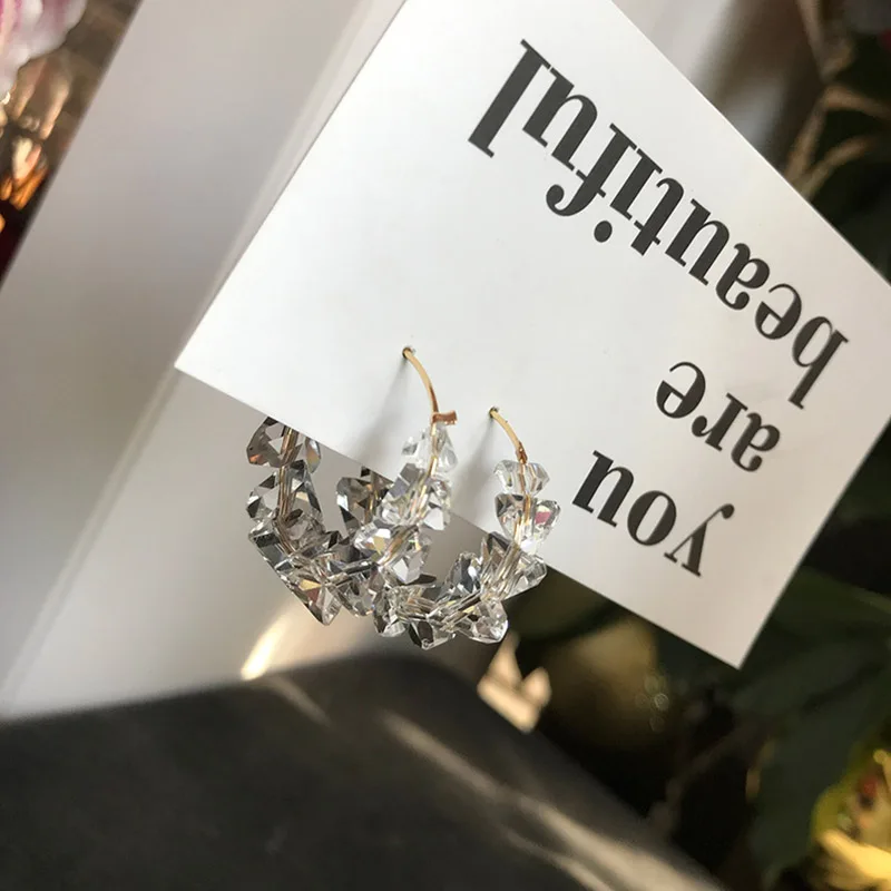 Женские серьги кольца с кристаллами асимметричные прозрачные оранжевые и серые