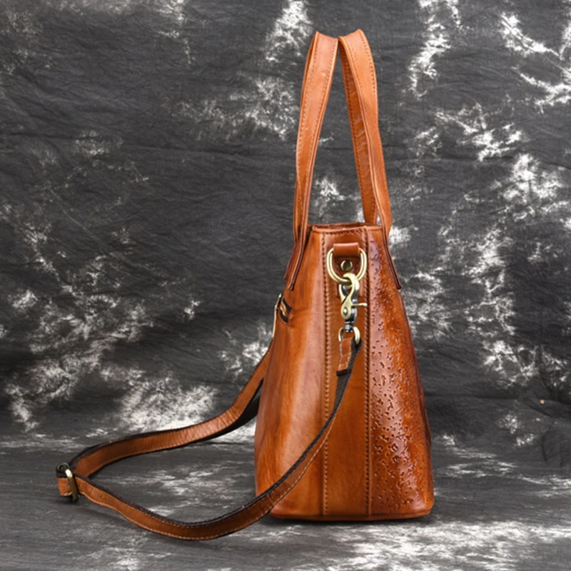 Женская сумка-тоут из натуральной кожи с рельефной ручкой | Багаж и сумки