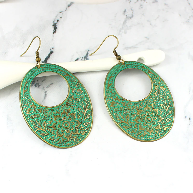 The cyan ellipse has a hollow rounded circle inside and is surrounded by large flowers vines to form vintage earring. | Украшения и