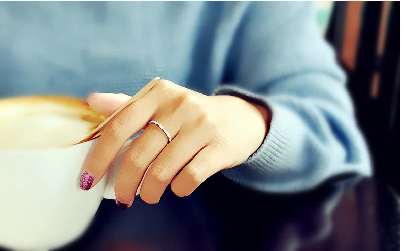 Женское маленькое изящное кольцо с кубическим цирконием розовое золото/белое