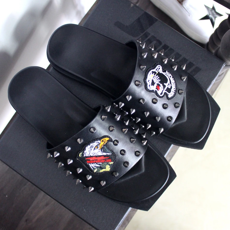 

Fashion Hot New 2018 Tiger Embroidery Flats Slippers Mens Slides Rivets Sandals Summer Rome Style