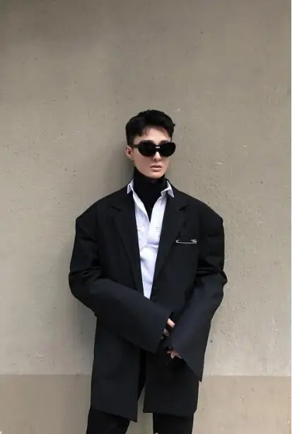 

For the new product, men and women wear a neutral suit jacket with split buttons on the back