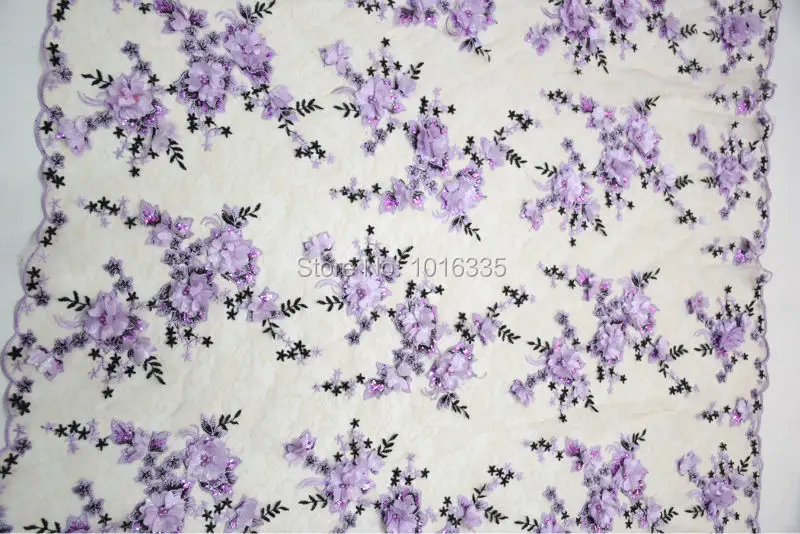 Нарядная сиреневая кружевная ткань ручной работы с объемным цветком жемчугом