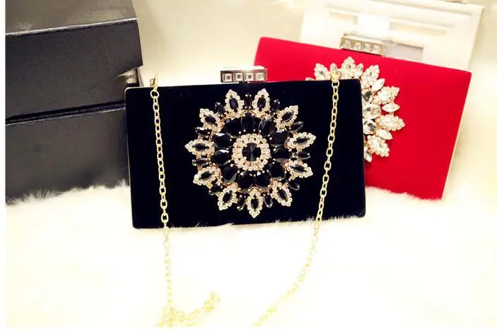 Женские вечерние сумки из бархата красные/черные со стразами и цветами для