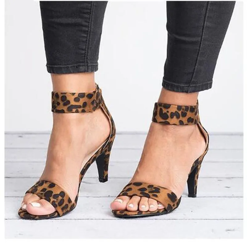 Женские леопардовые сандалии на ремешке с пряжкой каблуке для вечеринок