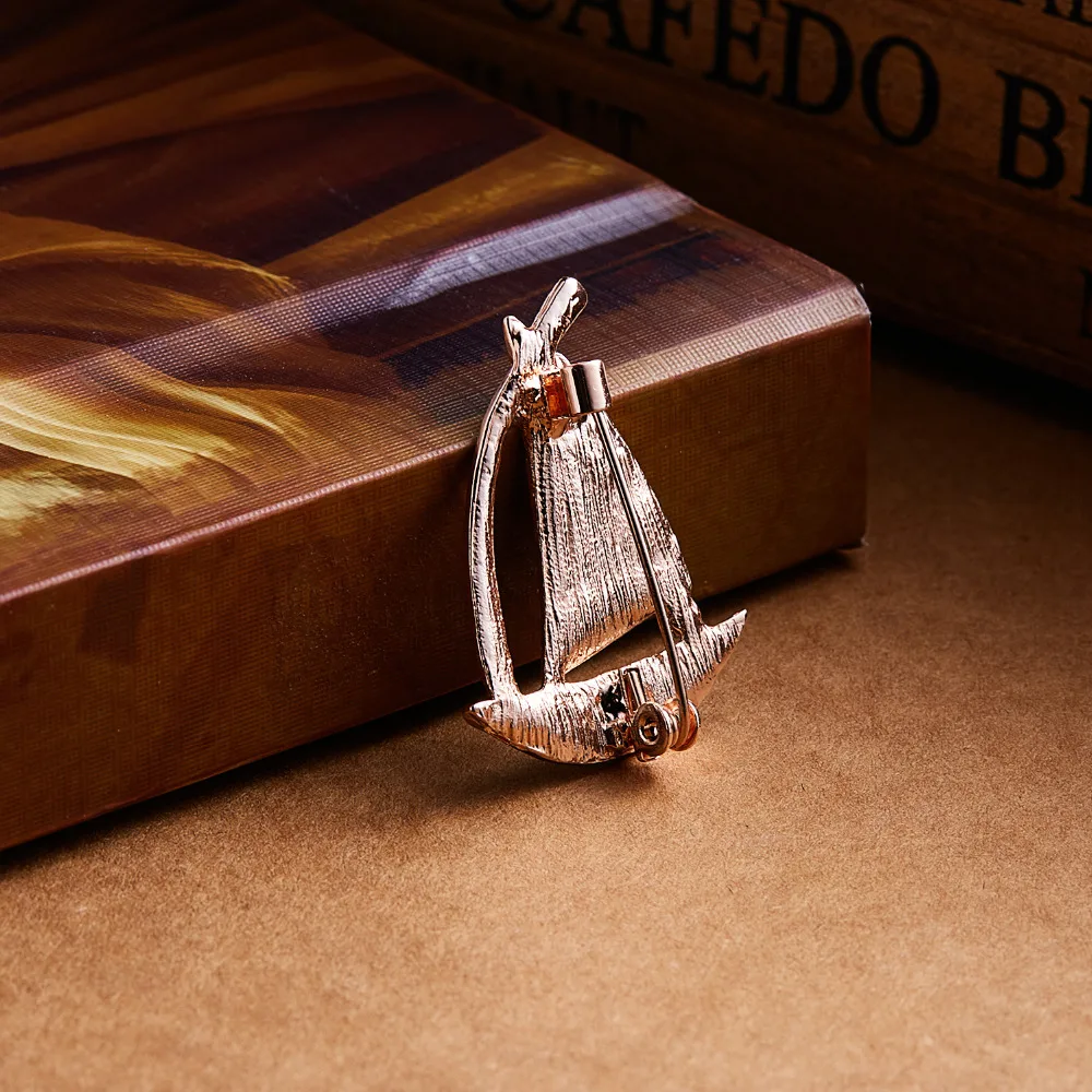 

RINHOO Fashion Classic Full Crystal Fish Butterfly Bee Brooches Deer Pins Animal Weddings Party Banquet Brooch Women Jewelry