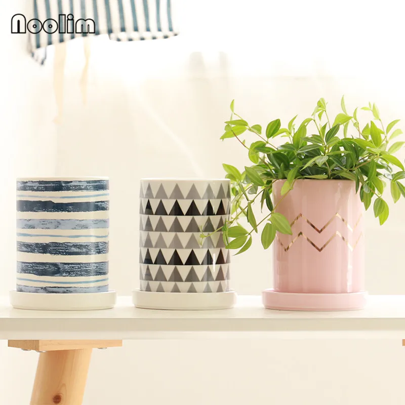 Керамические цветочные горшки с золотым узором и подносом в скандинавском стиле