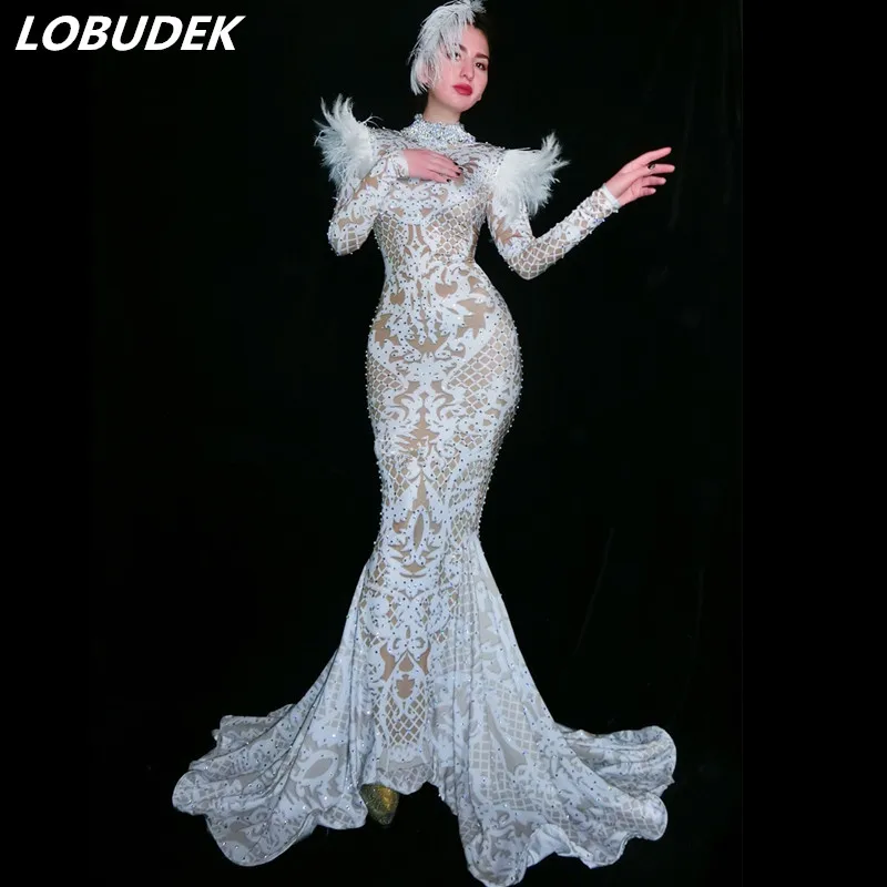 Платье со шлейфом и белыми перьями | Женская одежда