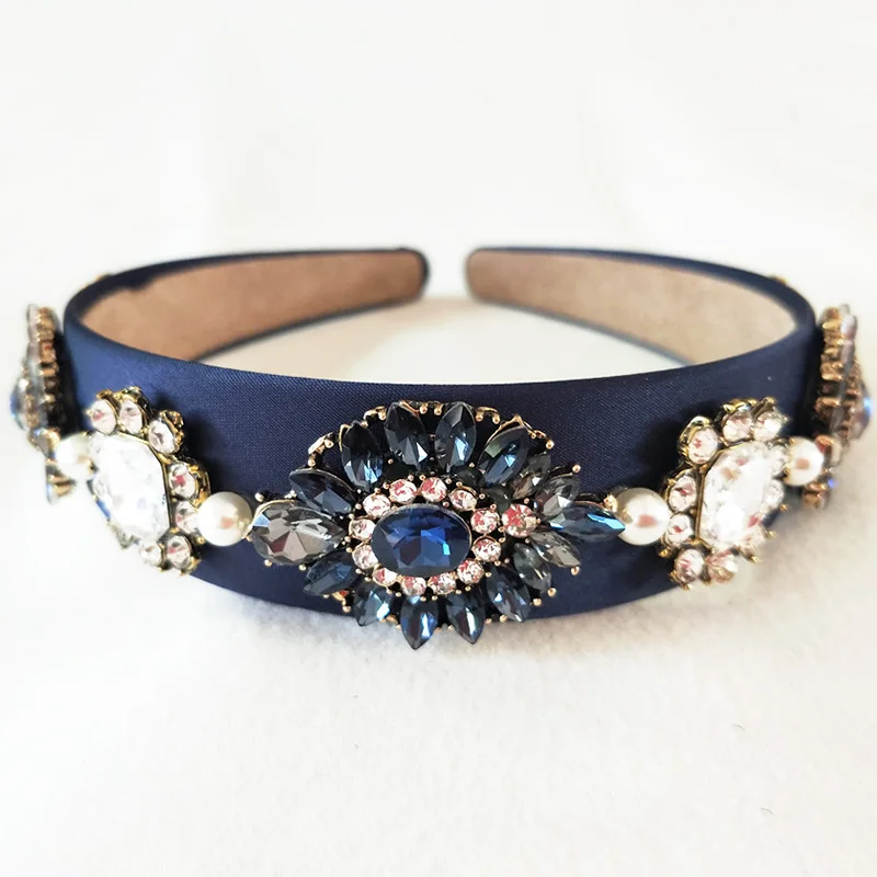 Свадебное платье принцессы с короной украшенное голубыми кристаллами в стиле