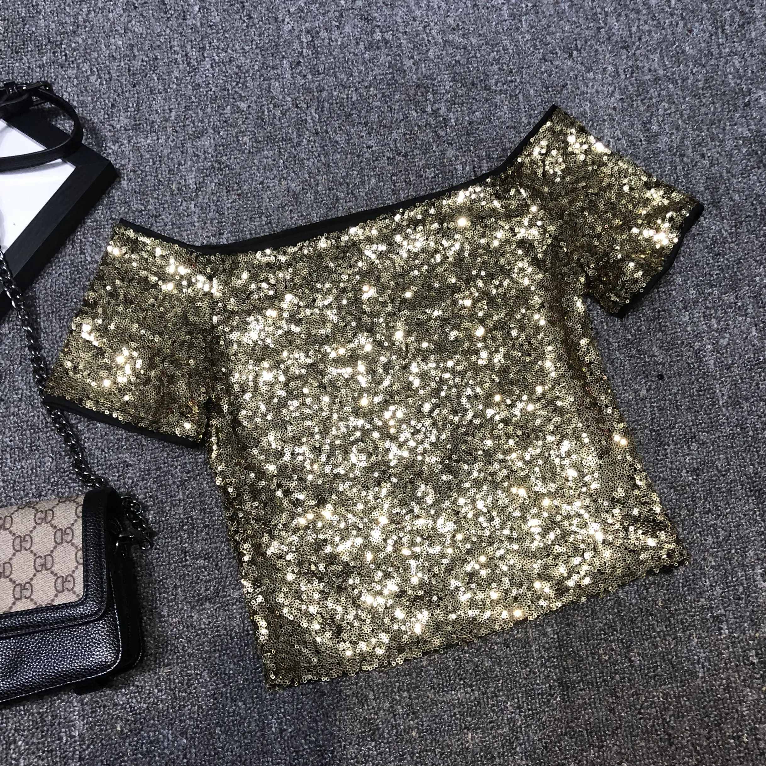 Сексуальные короткие женские топы с открытыми плечами и блестками, блестящие женские футболки с коротким рукавом с открытыми плечами