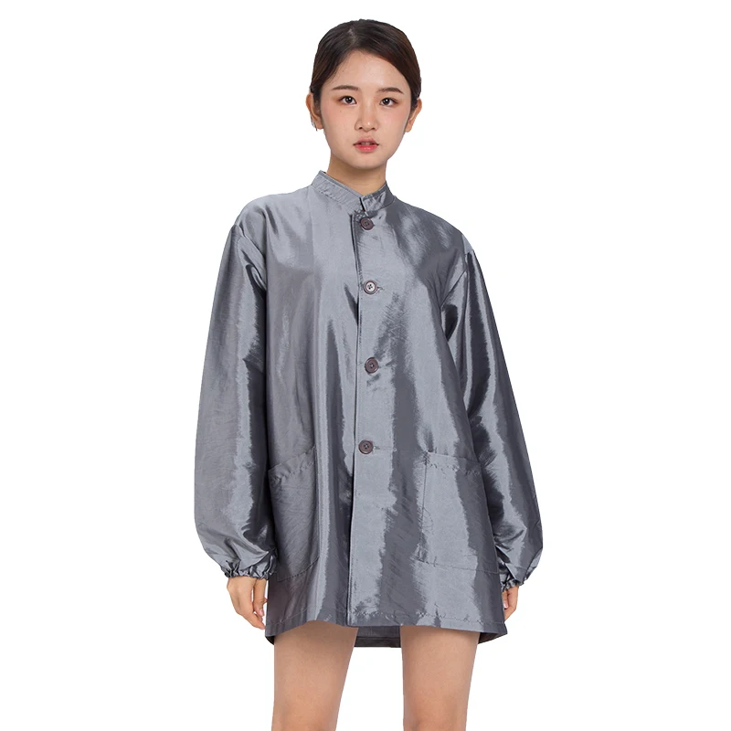 Фартук для парикмахеров с длинными рукавами и большими пуговицами