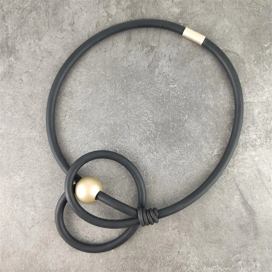 Простое дизайнерское ожерелье с большим шариком из бисера женское резиновое на