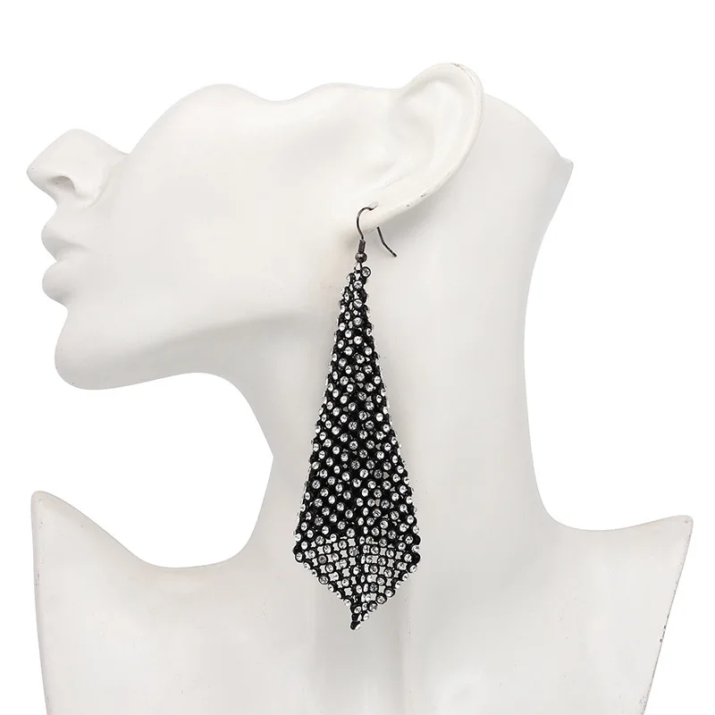 Новые модные Эффектные серьги с голографической цепью на осень фианитами для