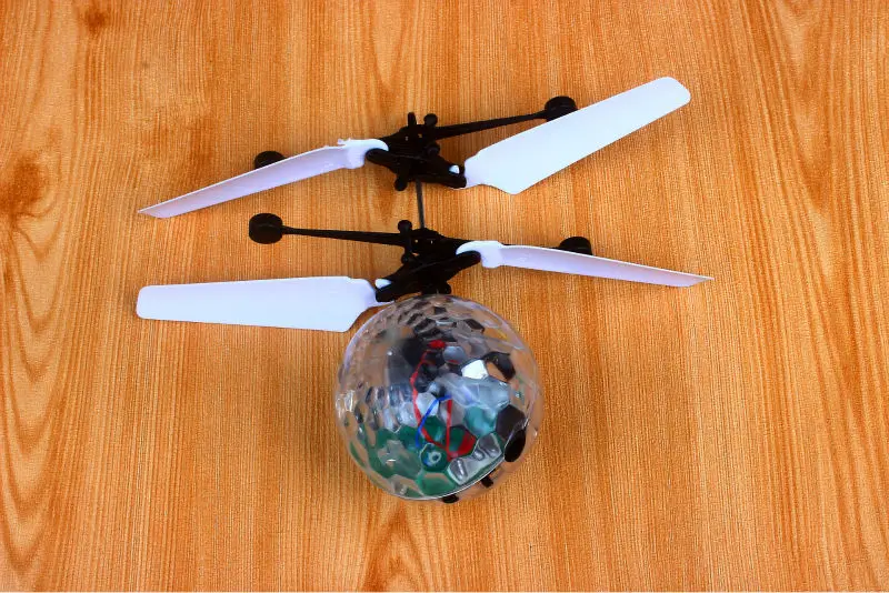 Радиоуправляемый летающий шар Дрон встроенный сверкающий светодиодный