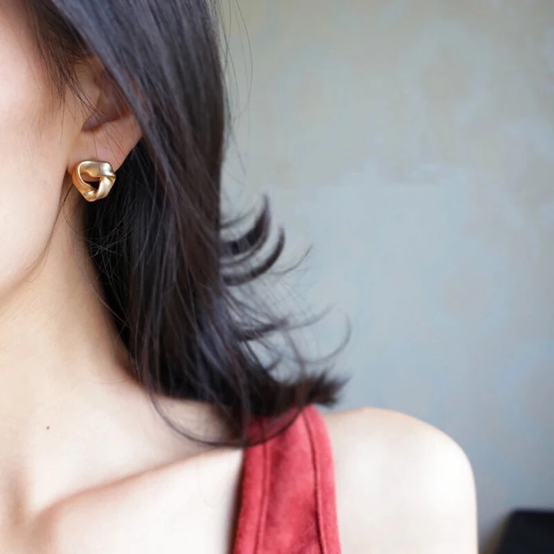 Серьги пусеты Peri'sBox золотого цвета металлические маленькие витые серьги в