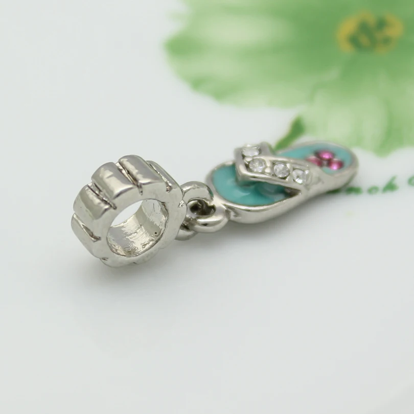 Белый. Красный. Зеленые пляжные сандалии очаровательные европейские бусы