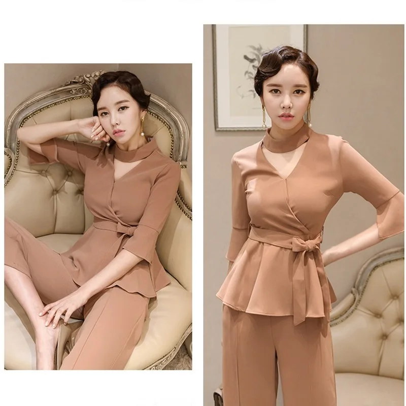 Женский брючный костюм элегантный деловой из двух предметов с жилетом и брюками