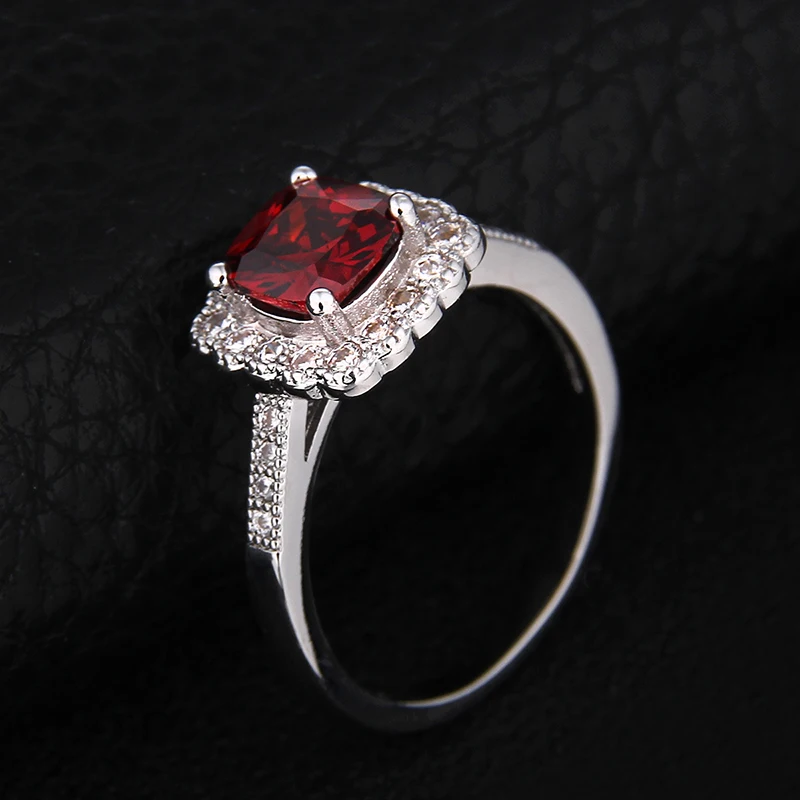 Кольца на средний палец с большим красным камнем блестящие Квадратные
